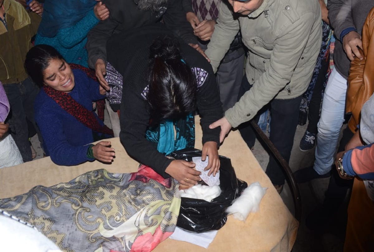 Mother crying after see Boy child killed in bus accident haldwani 
