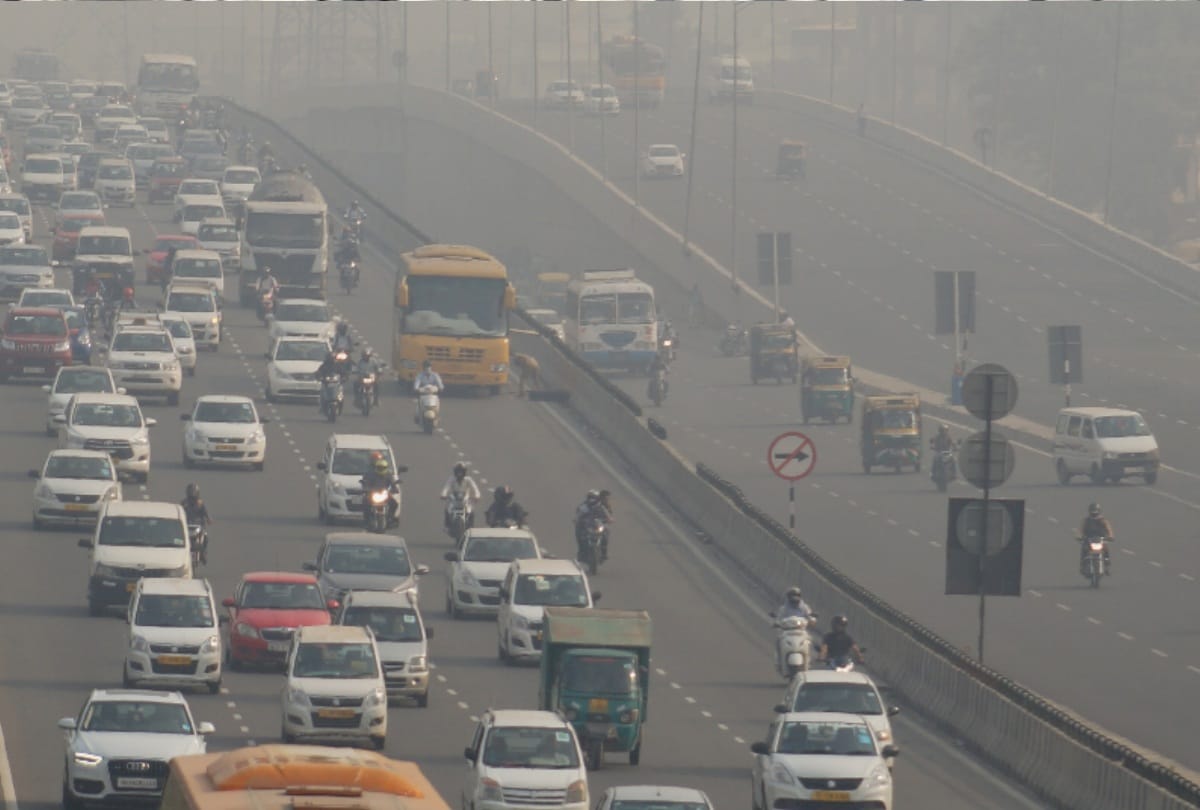 delhi ncr shivers with cold mercury dips upto 4 degree celcius, 11 trains delay due to fog updates