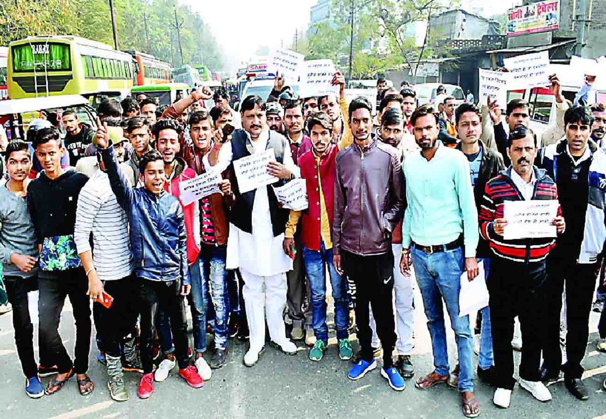 Karni Sena protest against akhilesh yadav and sunil sajan