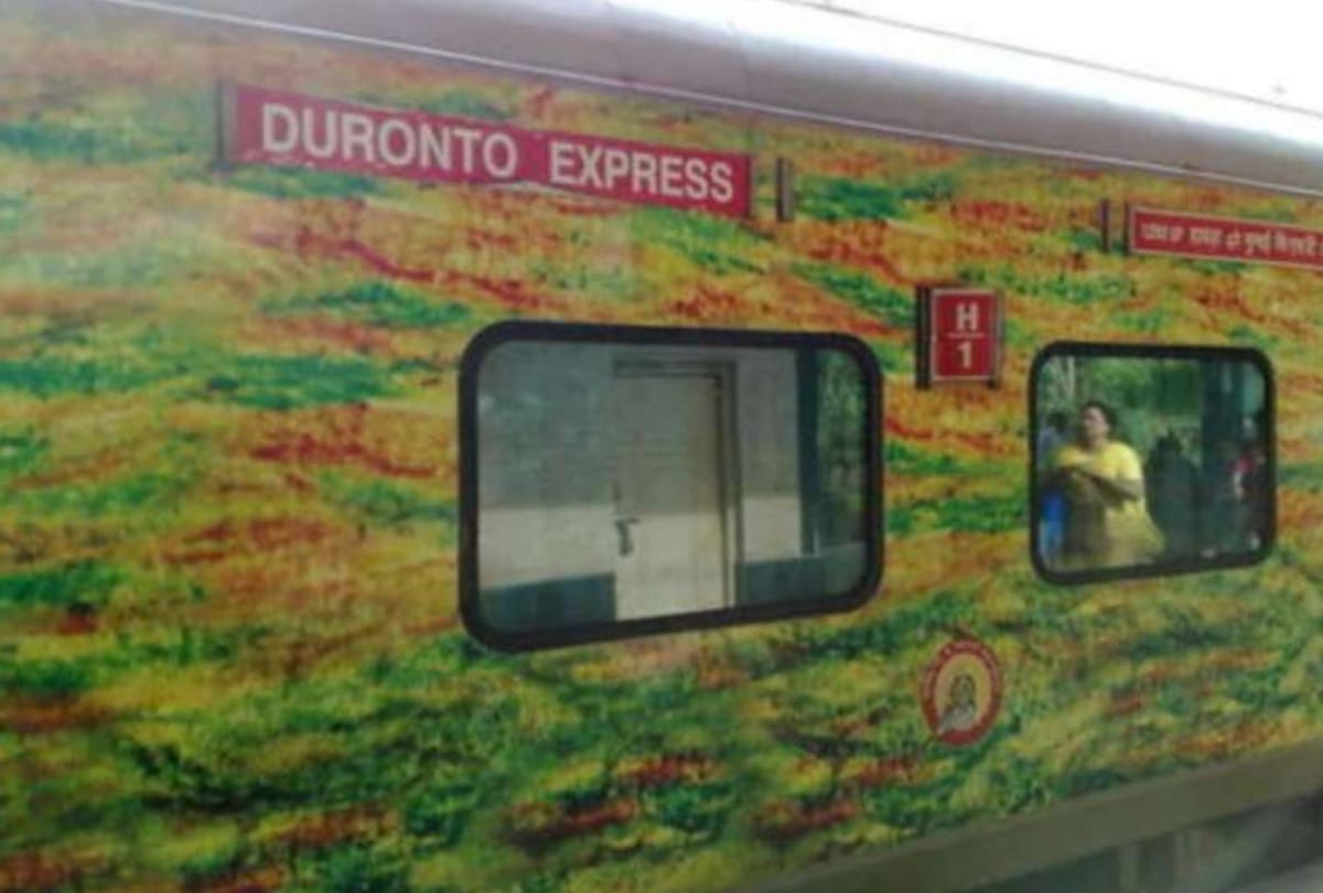 In delhis badli unidentified assailants looted duronto express ac coach all update