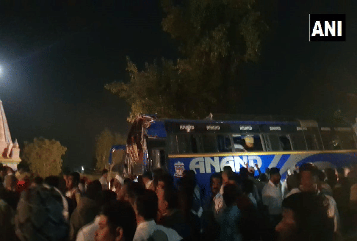 3 people killed, 15 injured in an accident between a bus and pick up on Kalyan-Ahmednagar highway