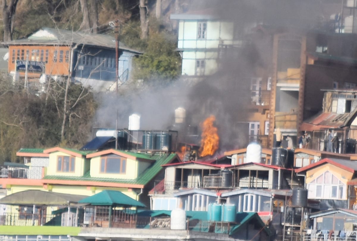fire broke out in doctor house in sanjauli shimla