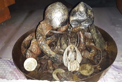 villegers found golden jwellery in a pitcher in barabanki.