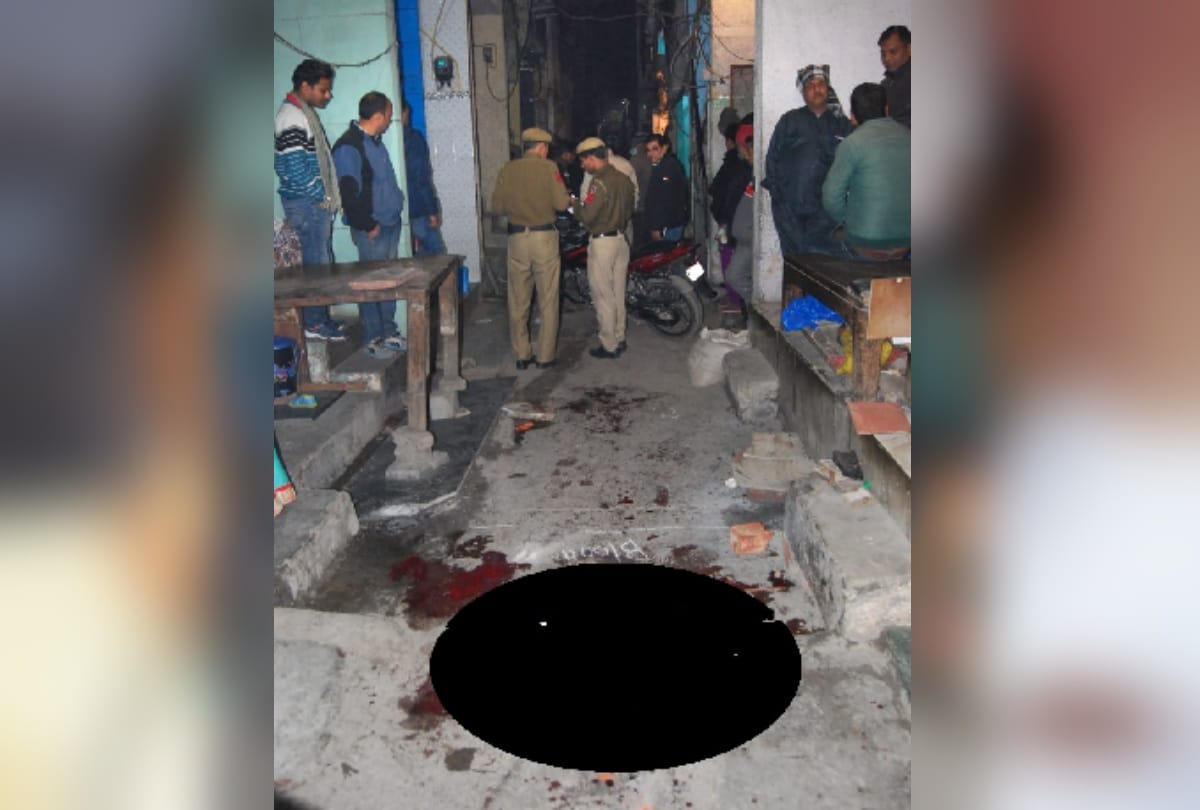 delhi neighbor attacks three of a family with weapon, woman died husband son serious read full story