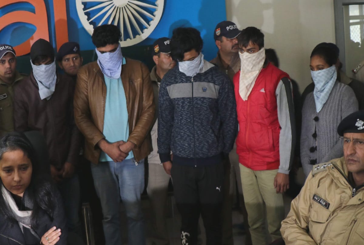 UP: builder looted by HoneyTrap Five people arrested including a woman
