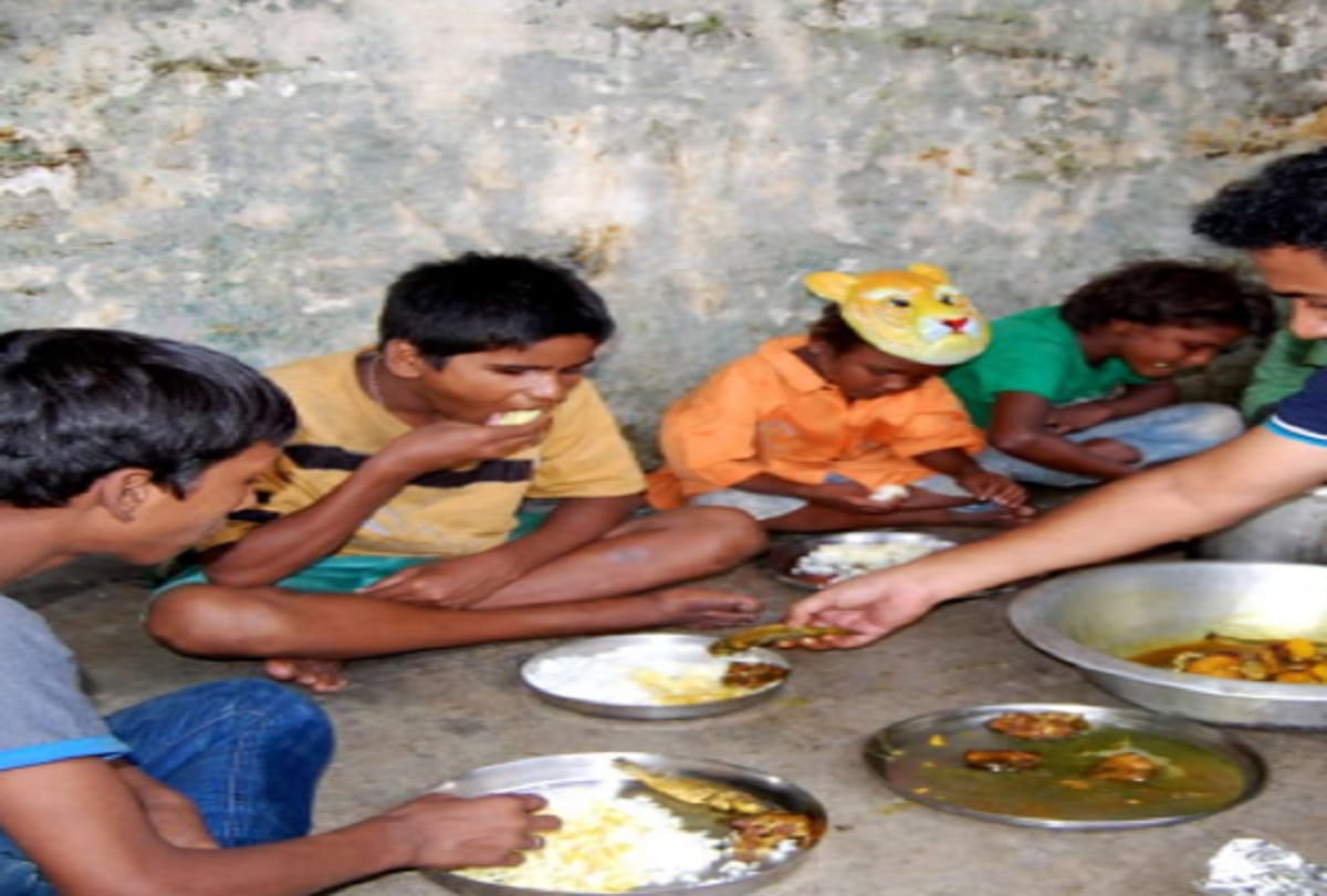 Meerut, Cricketer Chetan Ratouri is foods the poor with his pocket money