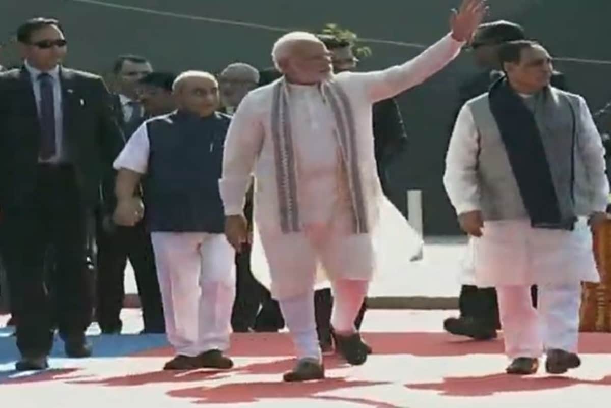 kapil sharma is very happy to met with pm modi at mumbai