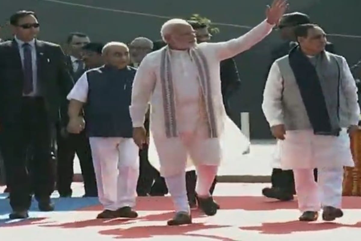 kapil sharma is very happy to met with pm modi at mumbai