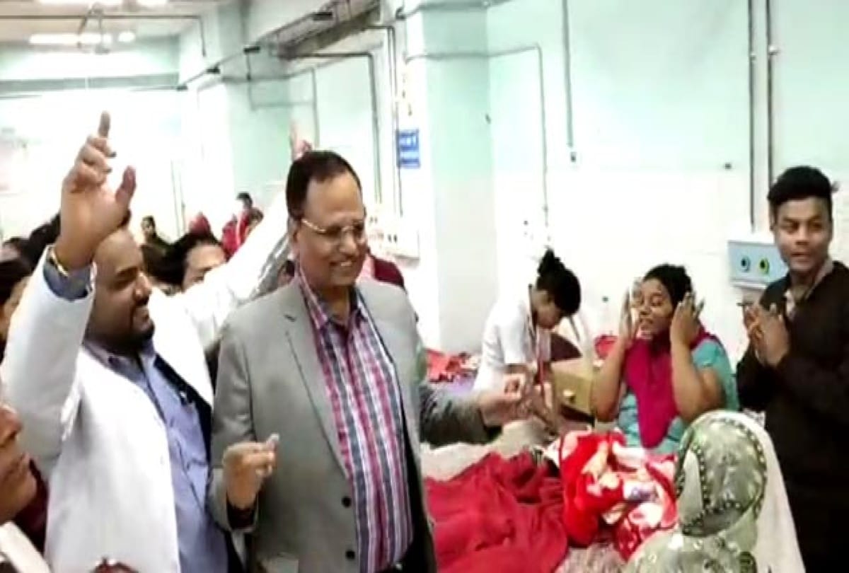 Doctor Nurse even health minister started dance with patient in GTB hospital at Delhi