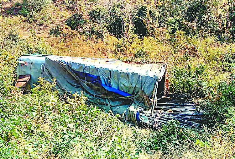 सरिये से भरा ट्रक पलटा, एक घायल