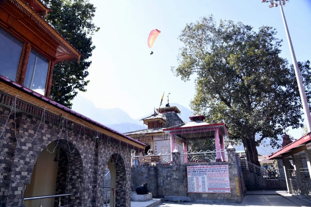 Pilgrims Done flower rain on Vishwanath temple by paragliding in uttarkashi