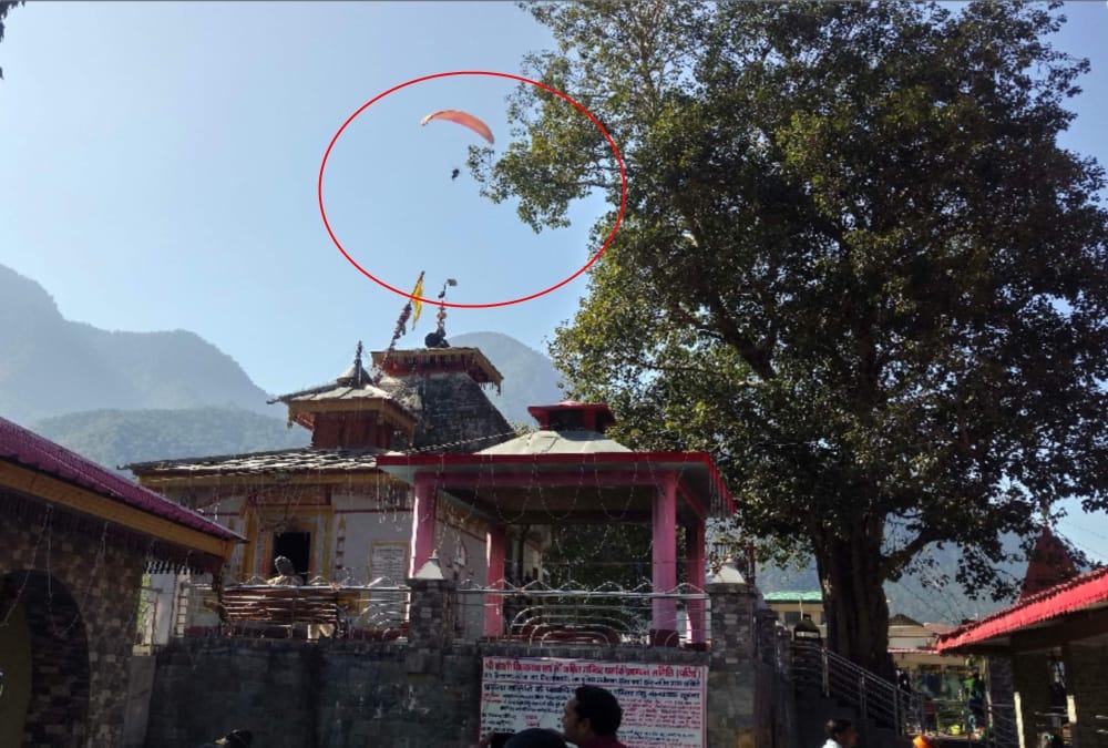 Pilgrims Done flower rain on Vishwanath temple by paragliding in uttarkashi