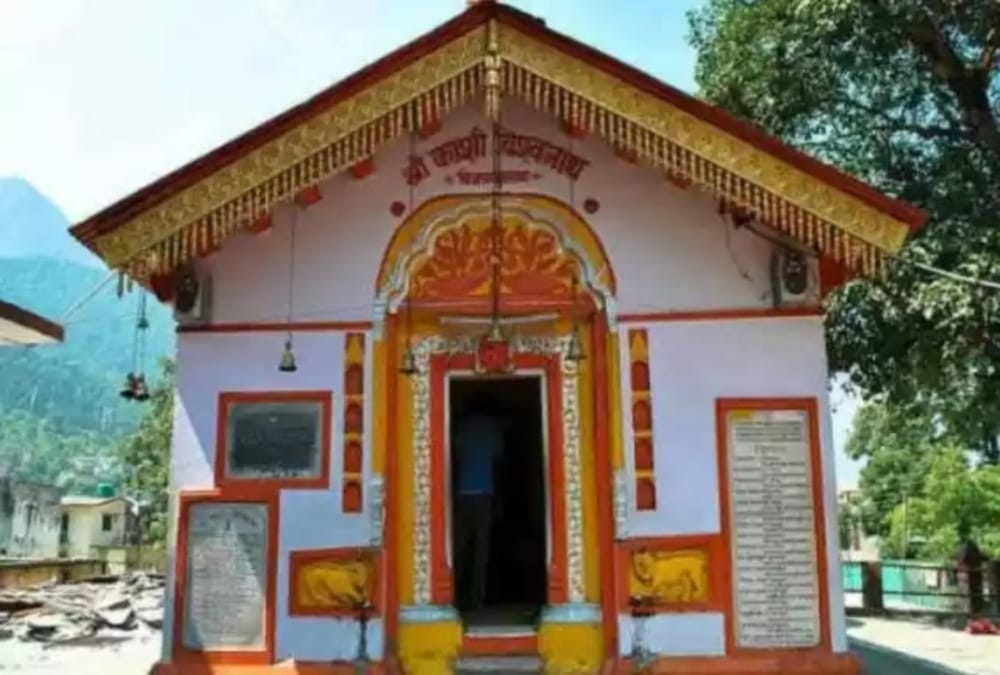 Pilgrims Done flower rain on Vishwanath temple by paragliding in uttarkashi