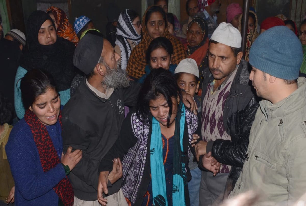 Mother crying after see Boy child killed in bus accident haldwani 