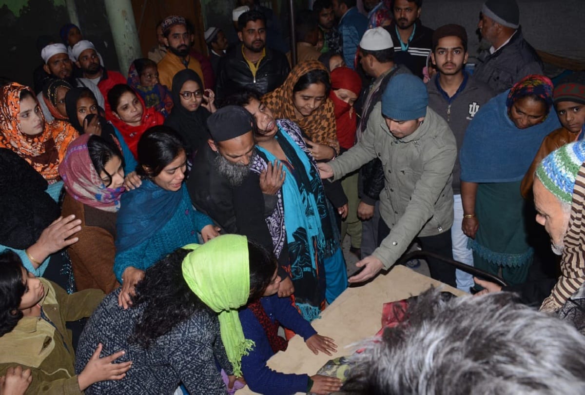 Mother crying after see Boy child killed in bus accident haldwani 