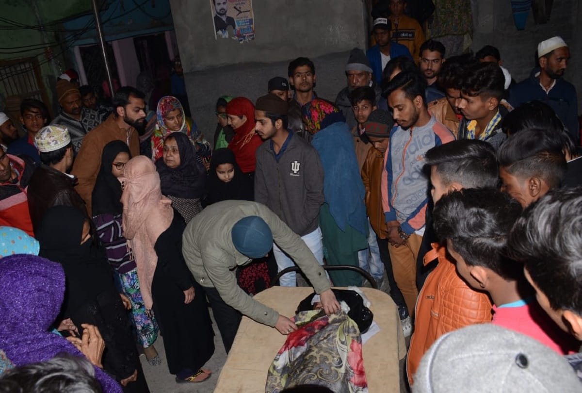 Mother crying after see Boy child killed in bus accident haldwani 