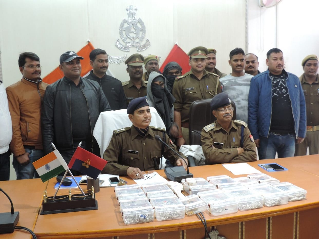eight lakh jewellery found ,two  arrest