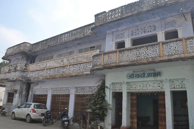 Bapu's idea of being a sakha at the door of Saint Kabir
