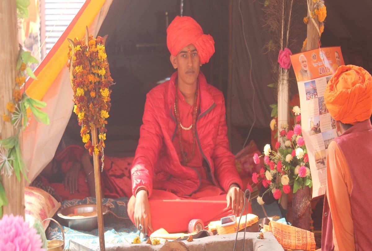 Kumbh 2019: little sadhu center of attraction