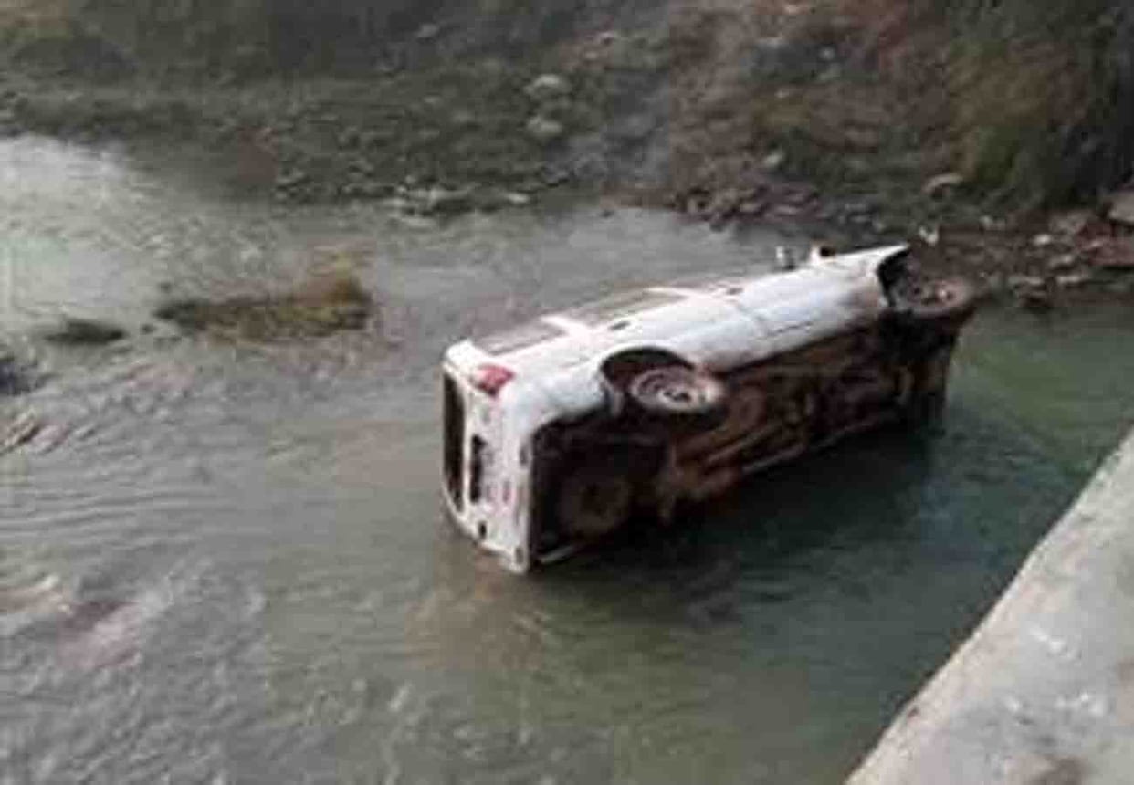 car fell in river with ten people