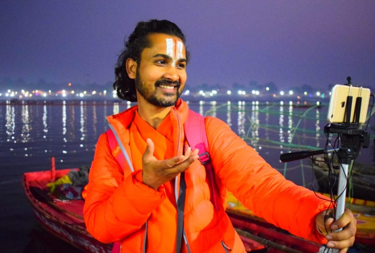 Kumbh 2019- Digital Baba in mela, Kandal-Trishul is replaced by Mac Book, Tripod and selfie stick