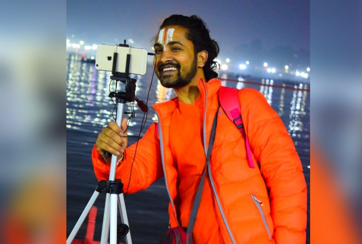 Kumbh 2019- Digital Baba in mela, Kandal-Trishul is replaced by Mac Book, Tripod and selfie stick