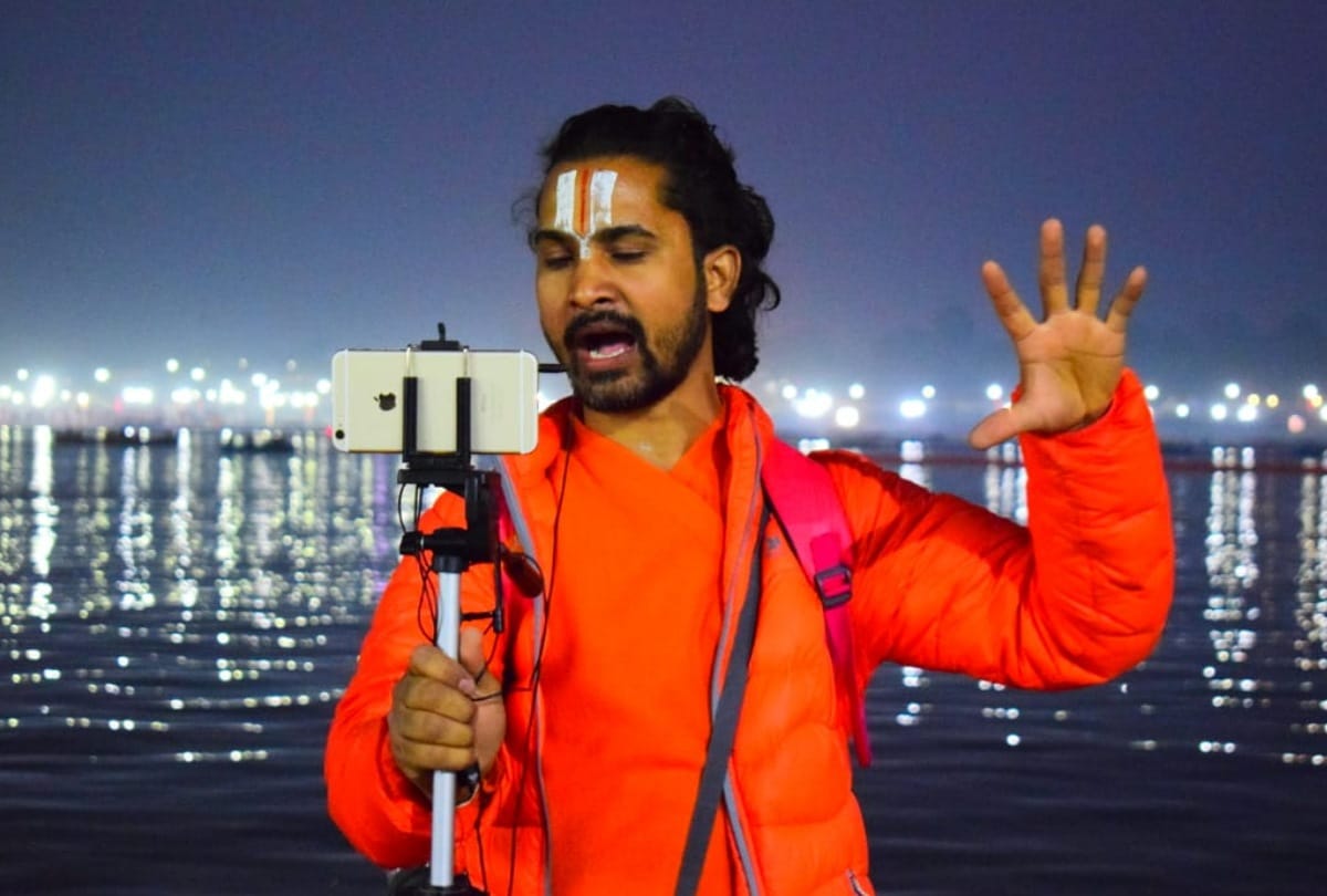 Kumbh 2019- Digital Baba in mela, Kandal-Trishul is replaced by Mac Book, Tripod and selfie stick