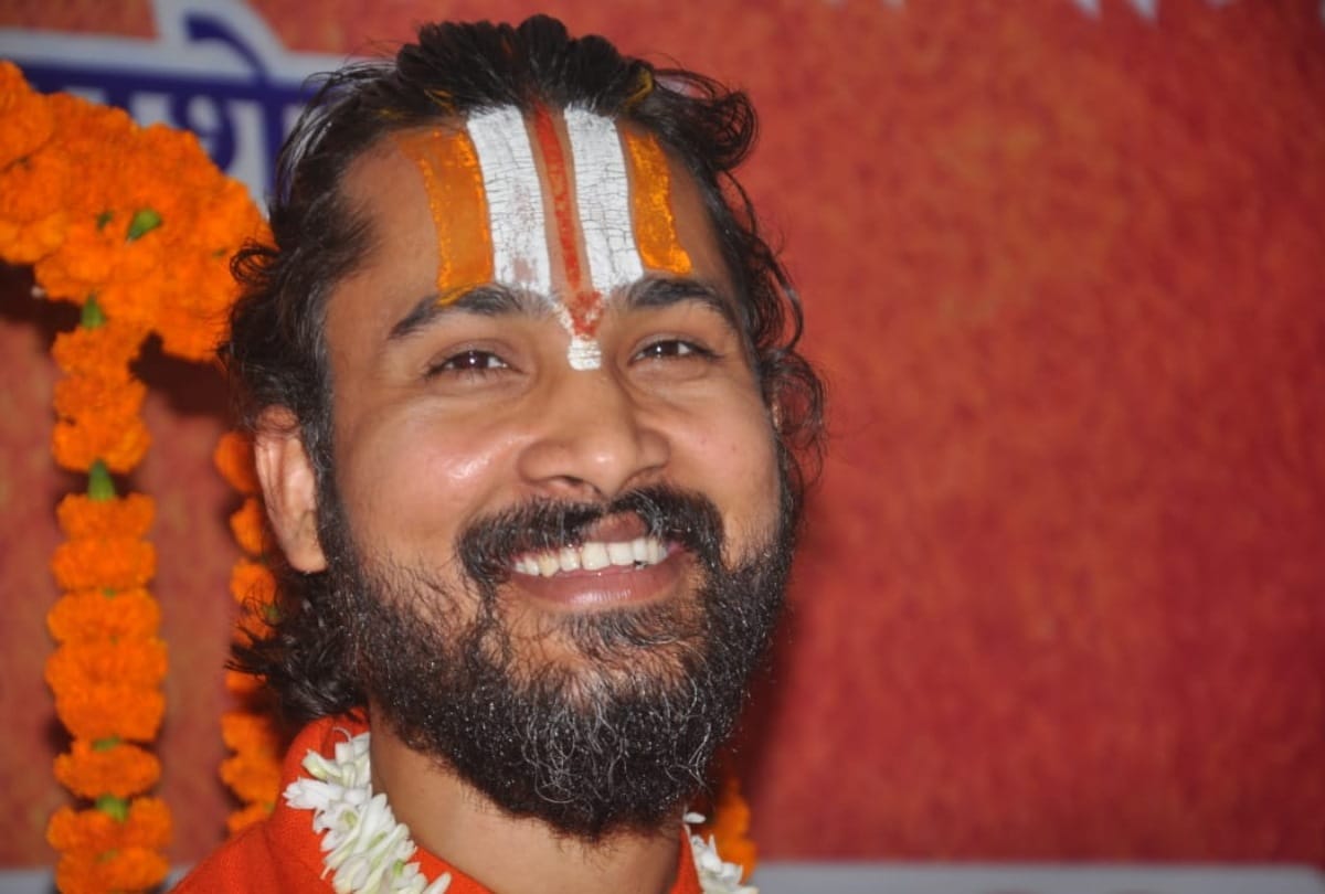 Kumbh 2019- Digital Baba in mela, Kandal-Trishul is replaced by Mac Book, Tripod and selfie stick