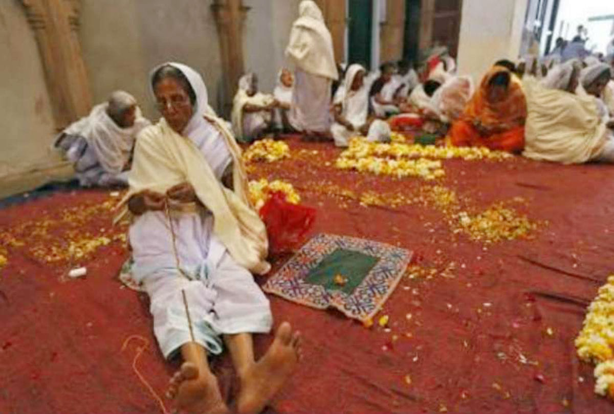 Kumbh Mela 2019:vrindavan's widow women made agarbatti for prayagraj