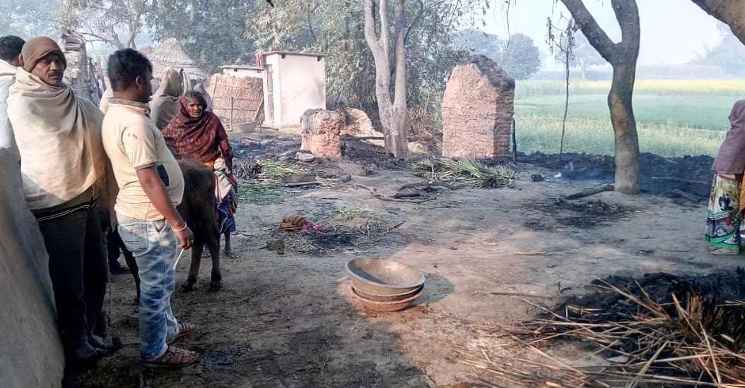 Fire in seven huts, three people scorched
