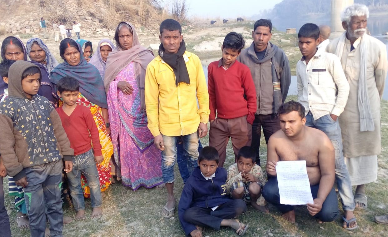 चार घंटे जल में खड़े रहकर किया सत्याग्रह