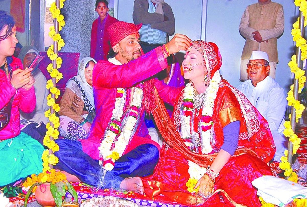 American bride gets married to desi groom in mathura