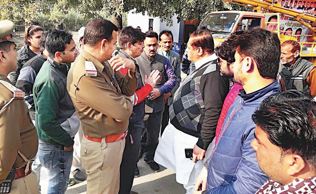 protest of congress workers for hoarding
