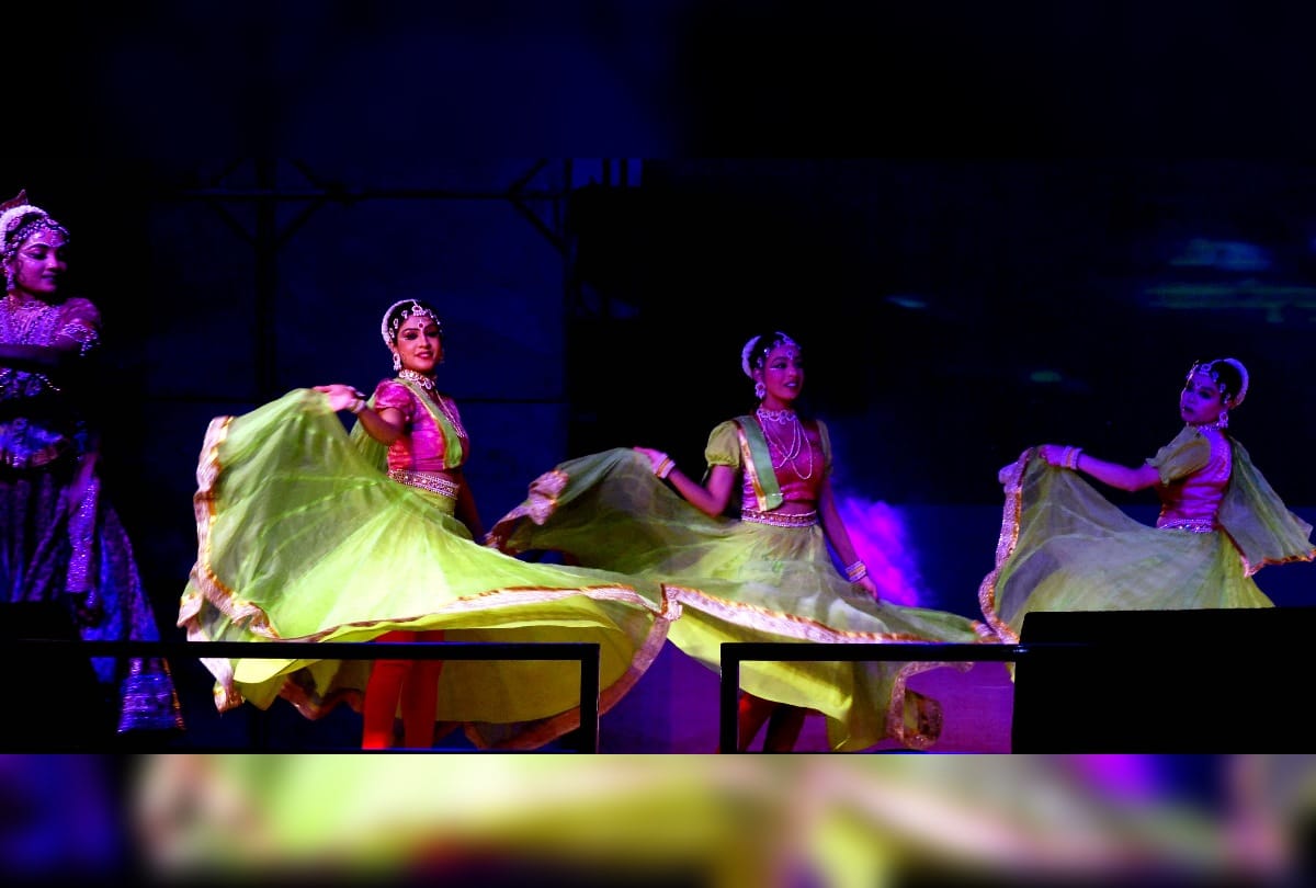 kumbh 2019- devotees Seeing Ramleela, artist perform Ram birth to Ravana death scene