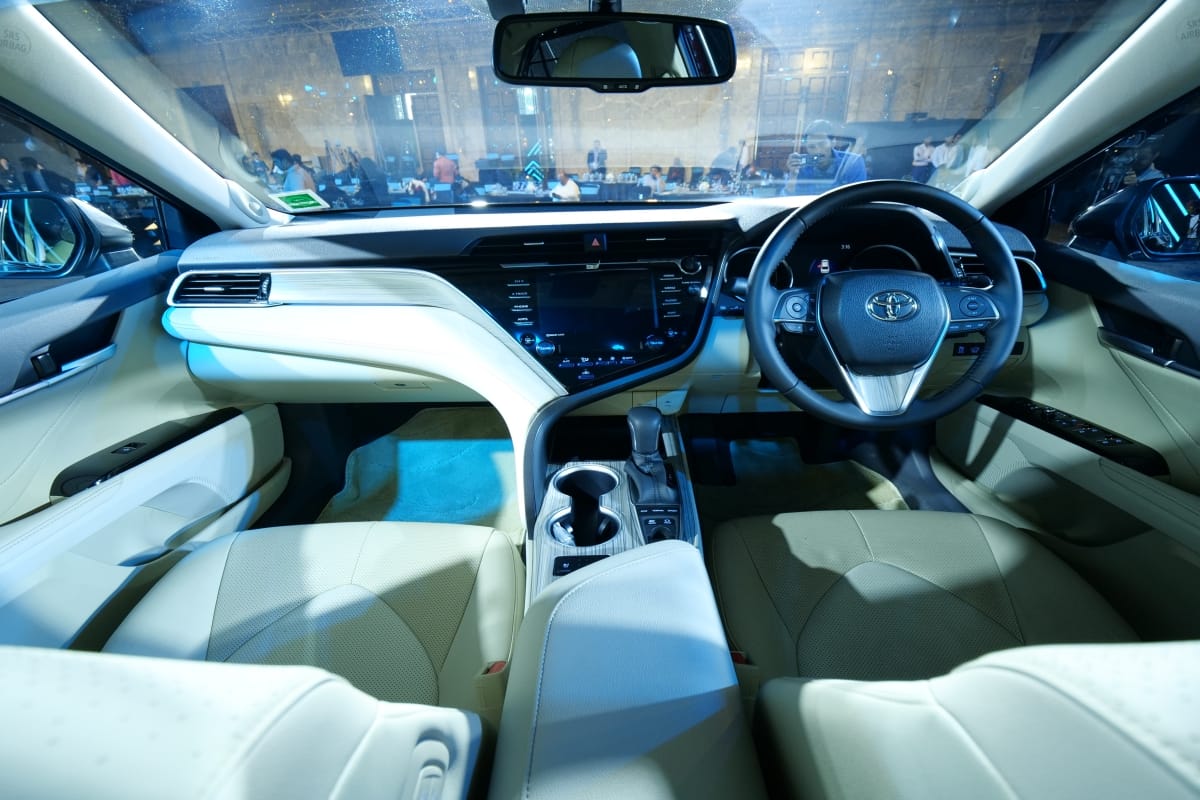 See the images of all new toyota camry 2019 Hybrid car