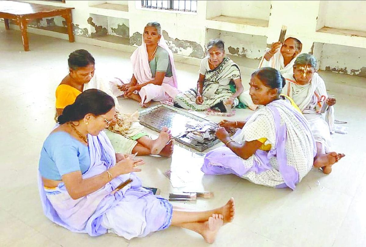 Kumbh Mela 2019:vrindavan's widow women made agarbatti for prayagraj