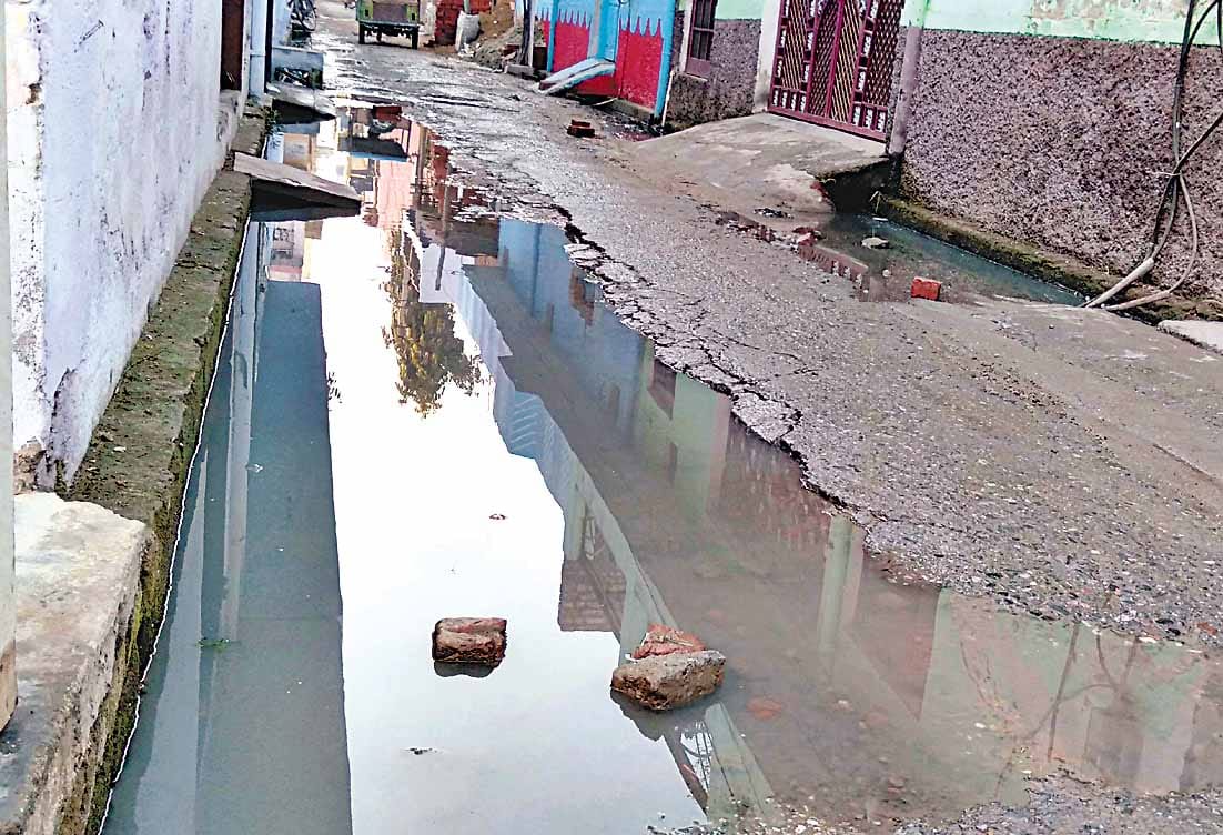 पानी का पाइप फटने से सोलन बाजार तालाब में तब्दील