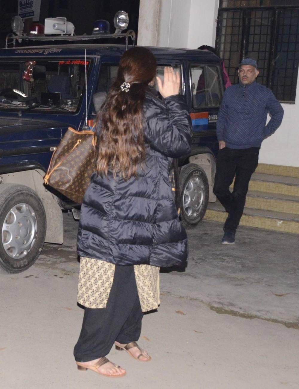 actress sara ali khan reached dehradun police station with amrita singh in property dispute