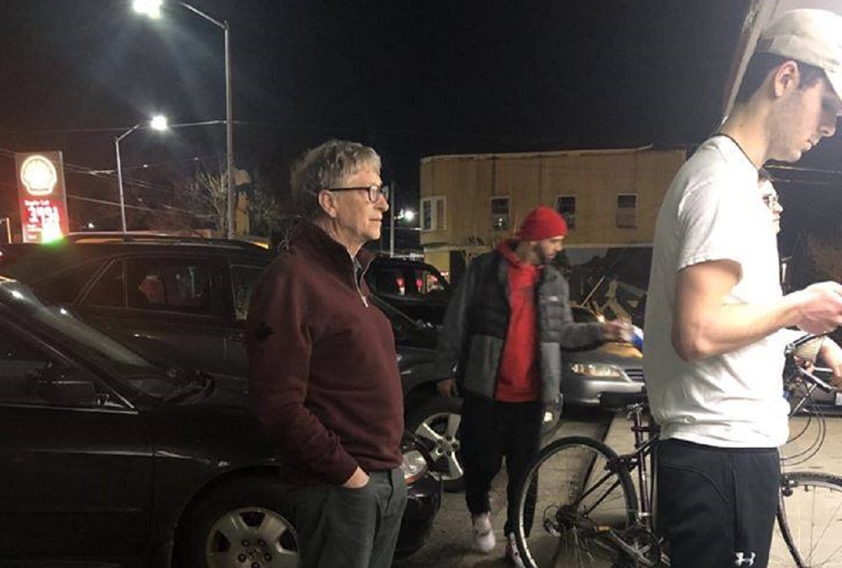 Bill Gates waited in line for burger like common people
