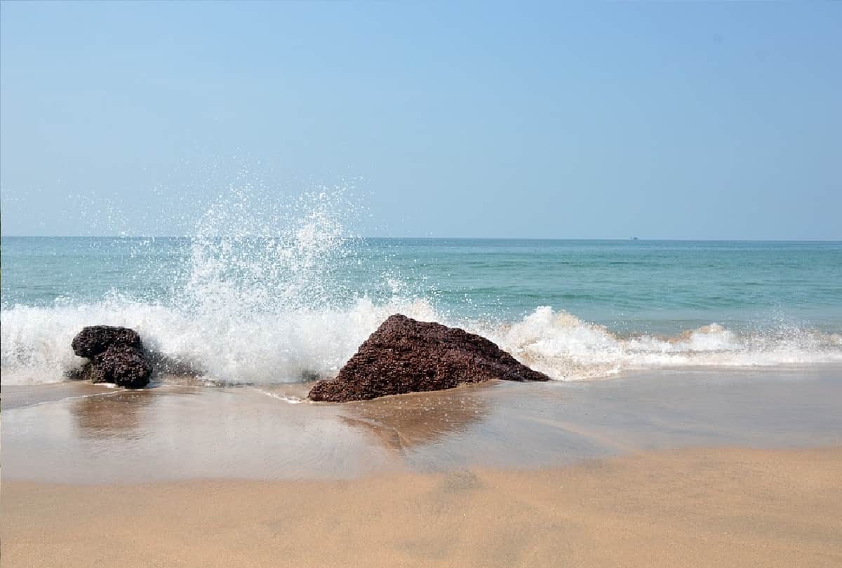 Explore Goa's beaches and architecture with IRCTC Rs 400 tour package!