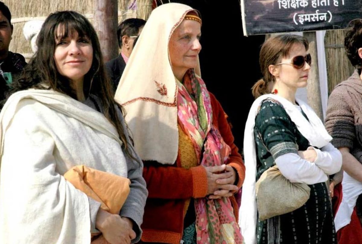 American saints eat Dal Bati in kumbh mela 2019 prayagraj