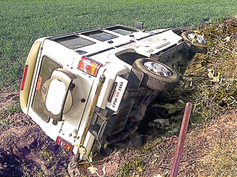 Bolero swings on road, five injured