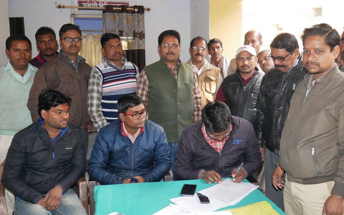 Junior engineer and SDO beaten by villagers in UP