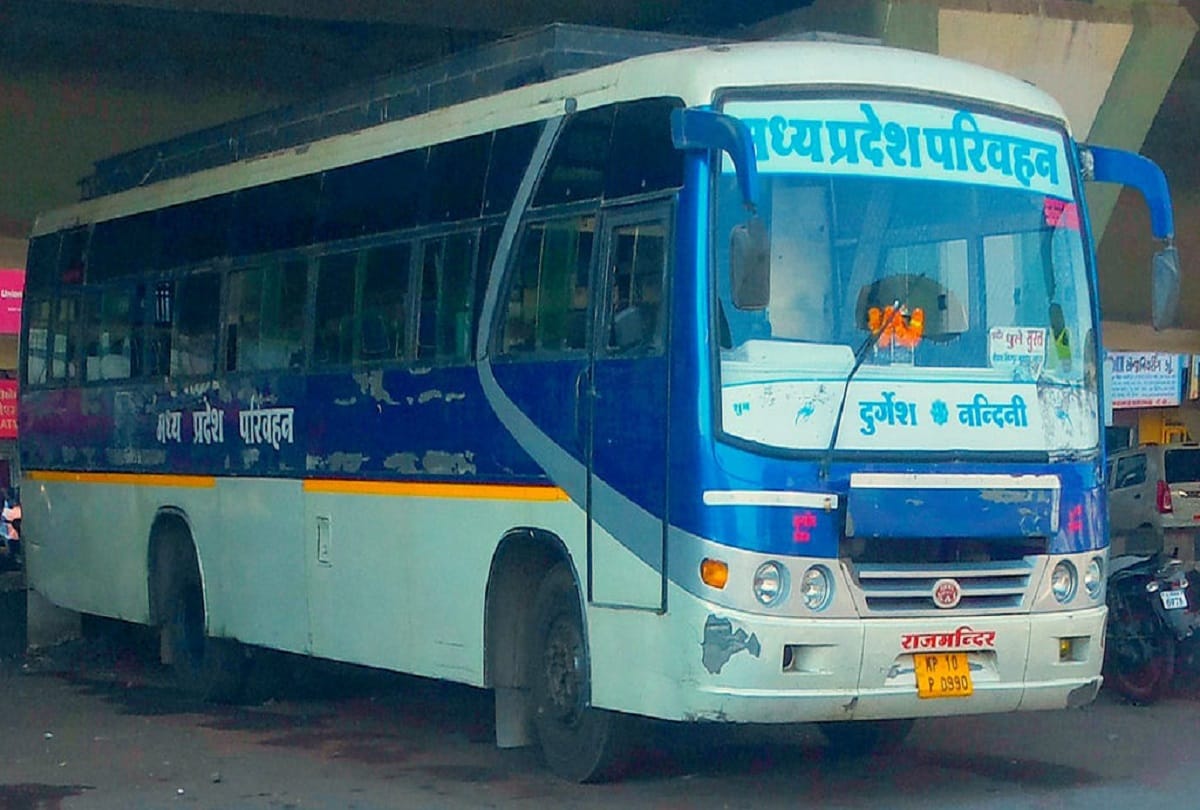 Head of woman chopped off while peeping out of moving bus satna