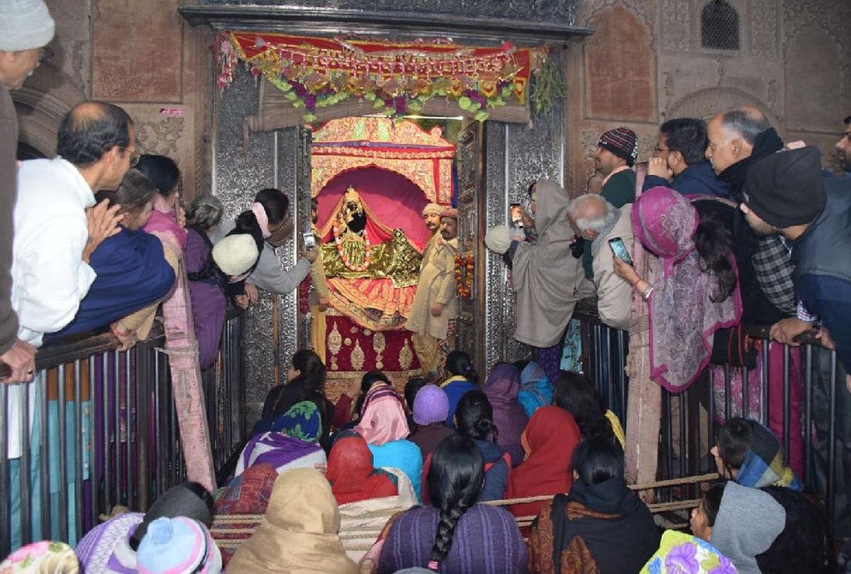 Thakur radha vallabh Chandrasakhi and Bhagwat speaker