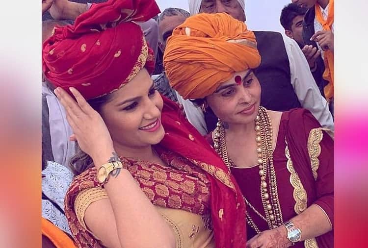 Bollywood Actress Sapna Choudhary With Sadhvi Deva Thakur, Photos Viral