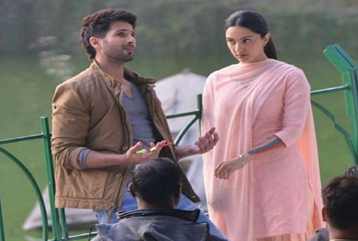 shahid kapoor female friend remove her jacket for autograph