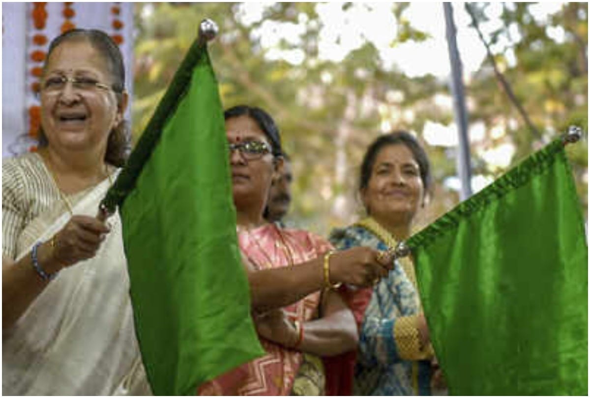 Lok sabha speaker sumitra mahajan flag off weekly train from indore to delhi