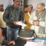 विकास भवन स्थित कृषि कार्यालय में कर्जमाफी के लिए आवेदन देते किसान।