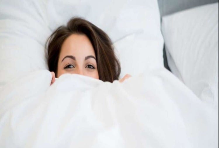 ठंड के दिनों में रजाई में मुंह ढंककर सोना हो सकता है खतरनाक, शरीर पर